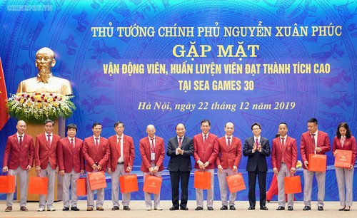 Premierminister Nguyen Xuan Phuc trifft die vietnamesische Sportdelegation bei Südostasienspielen - ảnh 1