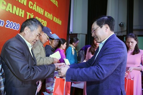 Besuch der bedürftigen Familien und Arbeitskräfte aus bescheidenen Verhältnissen  - ảnh 1