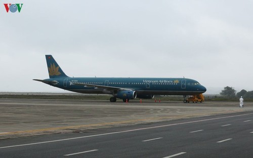 Vietnamesen werden per Flugzeug aus der chinesischen Stadt Wuhan nach Vietnam gebracht  - ảnh 1