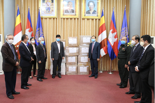 Überreichen von medizinischen Ausrüstungen an Kambodschaner - ảnh 1