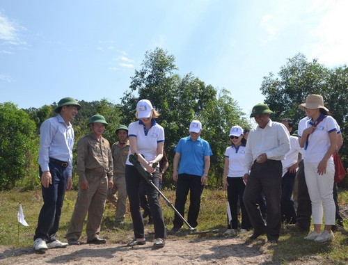 Unterstützung für Blindgänger-Opfer in Quang Binh und Binh Dinh - ảnh 1