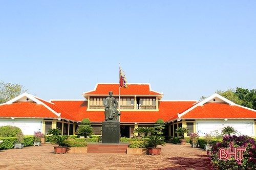 Aktivitäten zum 255. Geburtstag des nationalen Dichters Nguyen Du - ảnh 1