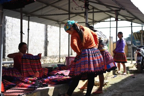 Die Farben des Brokats auf dem Markt Pa Co - ảnh 10