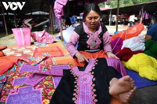 Die Farben des Brokats auf dem Markt Pa Co - ảnh 14