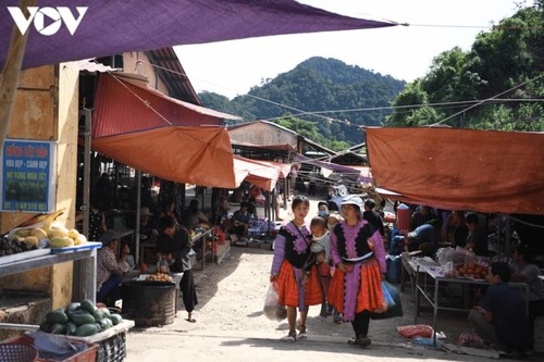 Die Farben des Brokats auf dem Markt Pa Co - ảnh 19