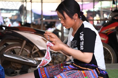 Die Farben des Brokats auf dem Markt Pa Co - ảnh 5