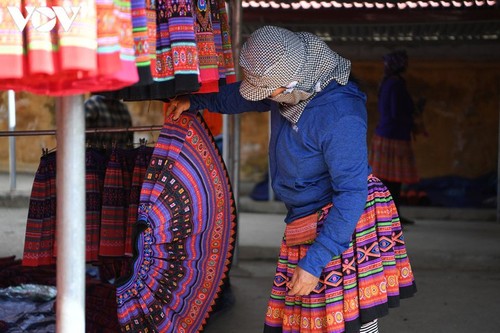 Die Farben des Brokats auf dem Markt Pa Co - ảnh 9