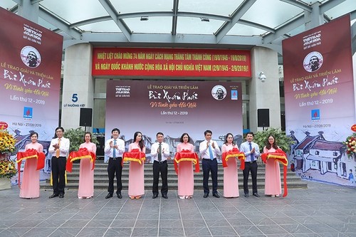 Fotoausstellung „Bui Xuan Phai – 100 Jahre Liebe zu Hanoi“ - ảnh 1