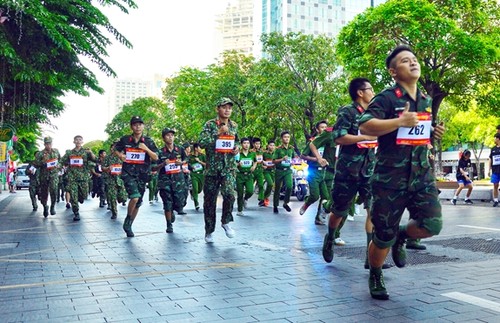 Fast 2000 Sportler beteiligen sich an Laufwettbewerb  - ảnh 1