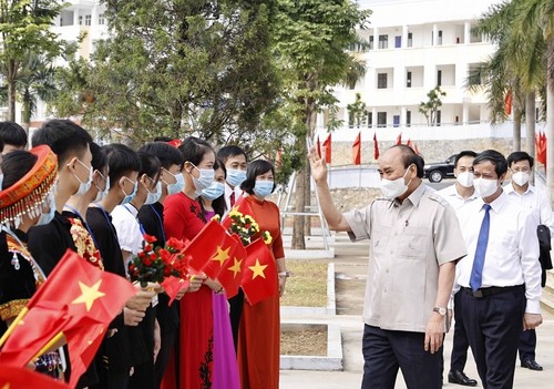 Staatspräsident Nguyen Xuan Phuc nimmt an Zeremonie zum Schuljahresbeginn in Yen Bai teil - ảnh 1