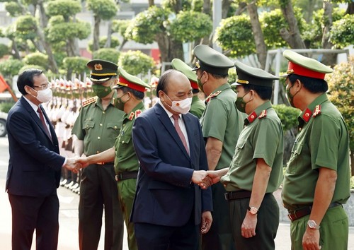 Staatspräsident besucht die Streitkräfte zum Tetfest in Ho-Chi-Minh-Stadt - ảnh 1
