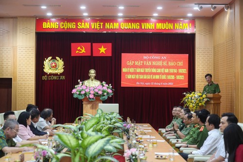 Das Polizeiministerium trifft Künstler und Journalisten mit Beiträgen zum Sicherheitsschutz - ảnh 1