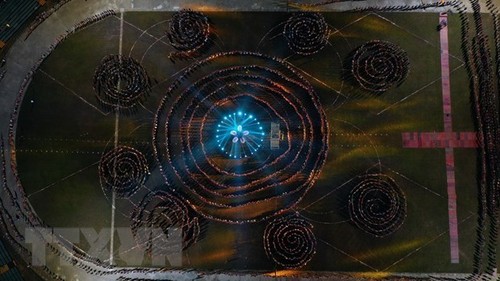 2022 Menschen beteiligen sich am großen Xoe-Tanz - ảnh 1