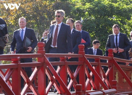 Der dänische Kronprinz erlebt Dong Ho-Bilder und Wasserpuppentheater in Hanoi - ảnh 1