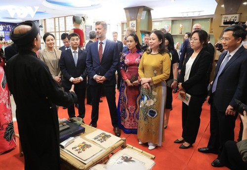 Der dänische Kronprinz erlebt Dong Ho-Bilder und Wasserpuppentheater in Hanoi - ảnh 4