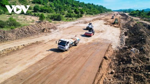 Zwölf Projekte der Nord-Süd-Autobahn werden am ersten Tag des neuen Jahres begonnen - ảnh 1