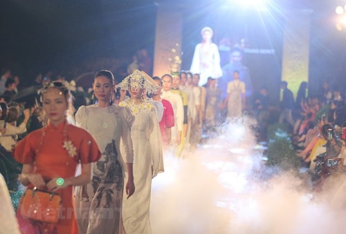 Modenschau der Tracht Ao Dai in Italien - ảnh 1