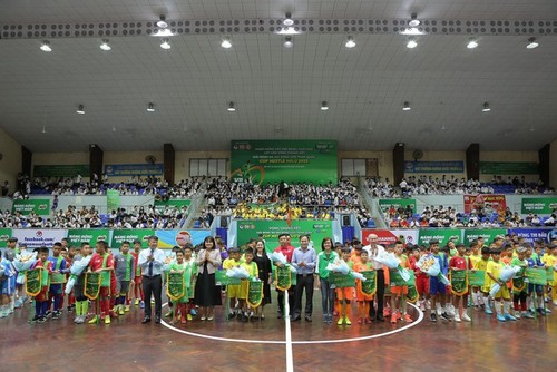 16 Mannschaften treten gegeneinander im Kinderfußball-Turnier 2023 an - ảnh 1