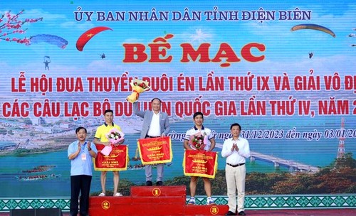 Abschluss des Bootsrennens und der nationalen Gleitschirm-Clubmeisterschaft - ảnh 1