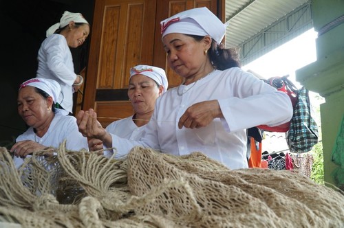 Das Flechten von Ramie-Hängematten der Volksgruppe der Tho in Nghe An - ảnh 1