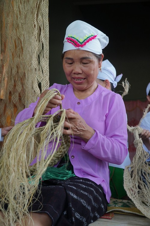 Das Flechten von Ramie-Hängematten der Volksgruppe der Tho in Nghe An - ảnh 2