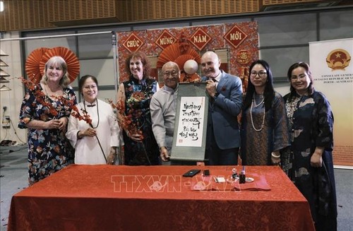 Vorstellung des Neujahrsfestes Tet der Vietnamesen in der Welt - ảnh 1