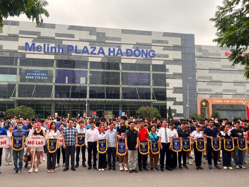 Fast 400 Sportler nehmen am Finale des Laufwettbewerbs der Hanoimoi-Zeitung teil - ảnh 1