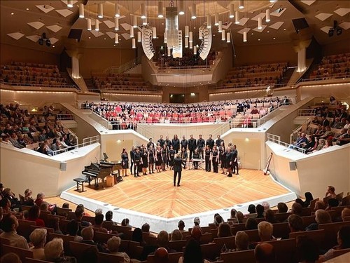 Zum ersten Mal führt ein deutscher Kammerchor vietnamesische Volkslieder auf - ảnh 1