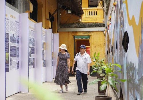 Alte Hauptstadt Hanoi in Ausstellung „Blick auf das Erbe” wiederbelebt - ảnh 2