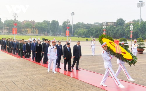 Spitzenpolitiker besuchen Ho-Chi-Minh-Mausoleum und gedenken der gefallenen Soldaten - ảnh 1