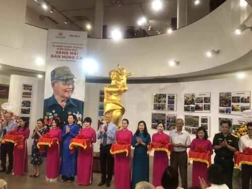 Fotoausstellung und Buchpräsentation über 70 Jahre des Sieges von Dien Bien Phu  - ảnh 1