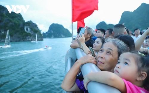 Beeindruckende Vorführung des Wellenreitens in der Halong-Bucht  - ảnh 10