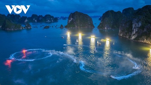 Beeindruckende Vorführung des Wellenreitens in der Halong-Bucht  - ảnh 11