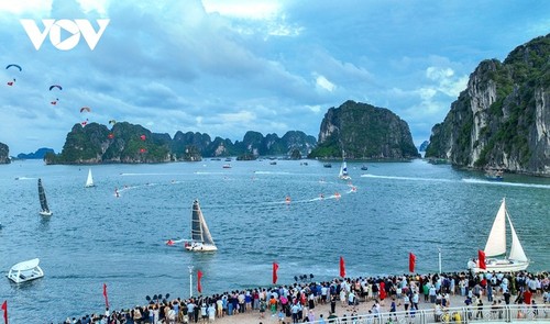 Beeindruckende Vorführung des Wellenreitens in der Halong-Bucht  - ảnh 1