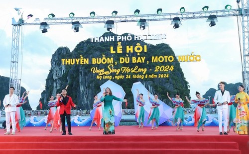 Beeindruckende Vorführung des Wellenreitens in der Halong-Bucht  - ảnh 2