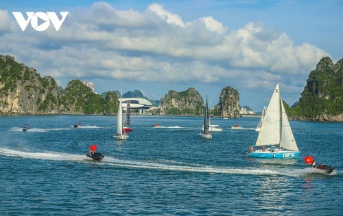 Beeindruckende Vorführung des Wellenreitens in der Halong-Bucht  - ảnh 3