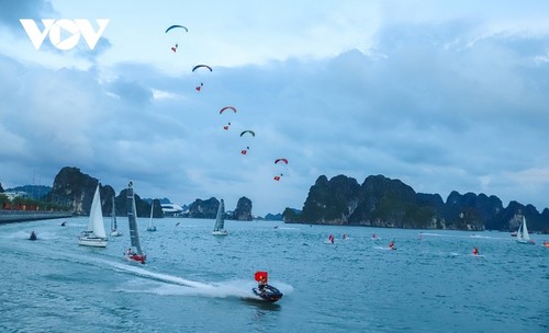 Beeindruckende Vorführung des Wellenreitens in der Halong-Bucht  - ảnh 6