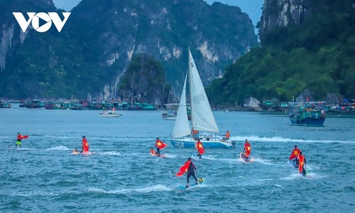 Beeindruckende Vorführung des Wellenreitens in der Halong-Bucht  - ảnh 8