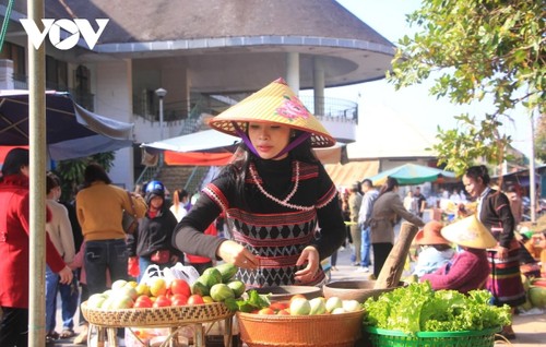 Der Grenzmarkt zwischen Vietnam und Laos - ảnh 1