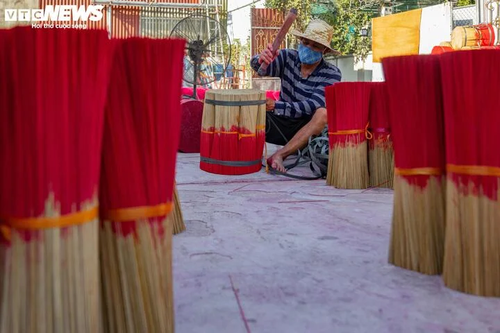 Das über 100 Jahre alte Räucherstäbchendorf in Hanoi beschäftigt sich mit der Räucherstäbchen-Produktion vor dem Neujahr - ảnh 15