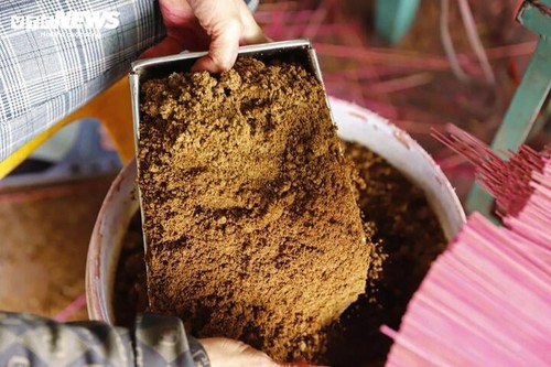 Das über 100 Jahre alte Räucherstäbchendorf in Hanoi beschäftigt sich mit der Räucherstäbchen-Produktion vor dem Neujahr - ảnh 16