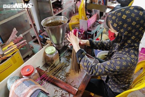 Das über 100 Jahre alte Räucherstäbchendorf in Hanoi beschäftigt sich mit der Räucherstäbchen-Produktion vor dem Neujahr - ảnh 17