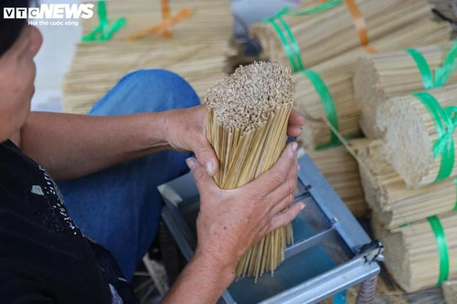 Das über 100 Jahre alte Räucherstäbchendorf in Hanoi beschäftigt sich mit der Räucherstäbchen-Produktion vor dem Neujahr - ảnh 6