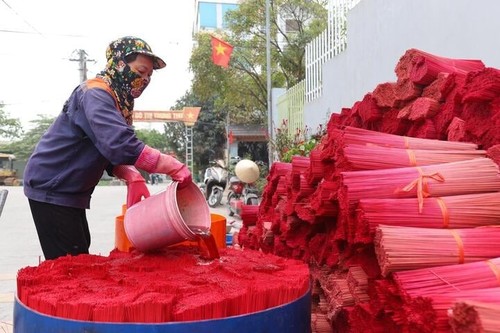 Das über 100 Jahre alte Räucherstäbchendorf in Hanoi beschäftigt sich mit der Räucherstäbchen-Produktion vor dem Neujahr - ảnh 8