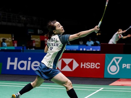 Nguyen Thuy Linh trifft auf die ehemalige Weltmeisterin im Badminton bei den Indonesia Masters 2025 - ảnh 1