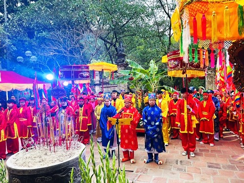 Tausende Menschen besuchen Giong-Fest im Soc-Tempel 2025 - ảnh 1