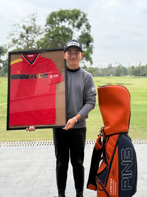 Vietnams Nr. 1 Golfer Nguyen Anh Minh versteigert Trikot und Golftasche zum Schulbau für Kinder in entlegenen Gebieten - ảnh 1