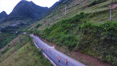 Ha Giang veranstaltet einen Marathon auf der Straße des Glücks - ảnh 1