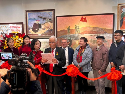 Eröffnung der Kunstausstellung des Malers Huu Xim - ảnh 1