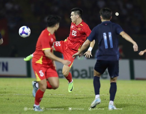 Die vietnamesische Fußballnationalmannschaft besiegt Kambodschas Nationalmannschaft  - ảnh 1